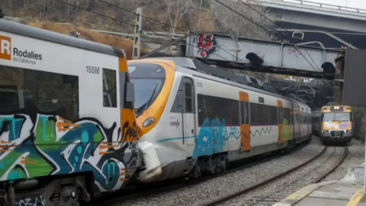 Los dos trenes que han sufrido un choque este mi&eacute;rcoles en la estaci&oacute;n de Montcada i Reixac (Barcelona). EFE / Marta P&eacute;rez