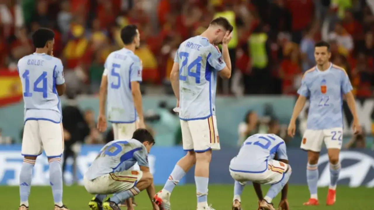 Los jugadores de la selecci&oacute;n espa&ntilde;ola, tras ser eliminados en el Mundial. EFE/ Alberto Estevez