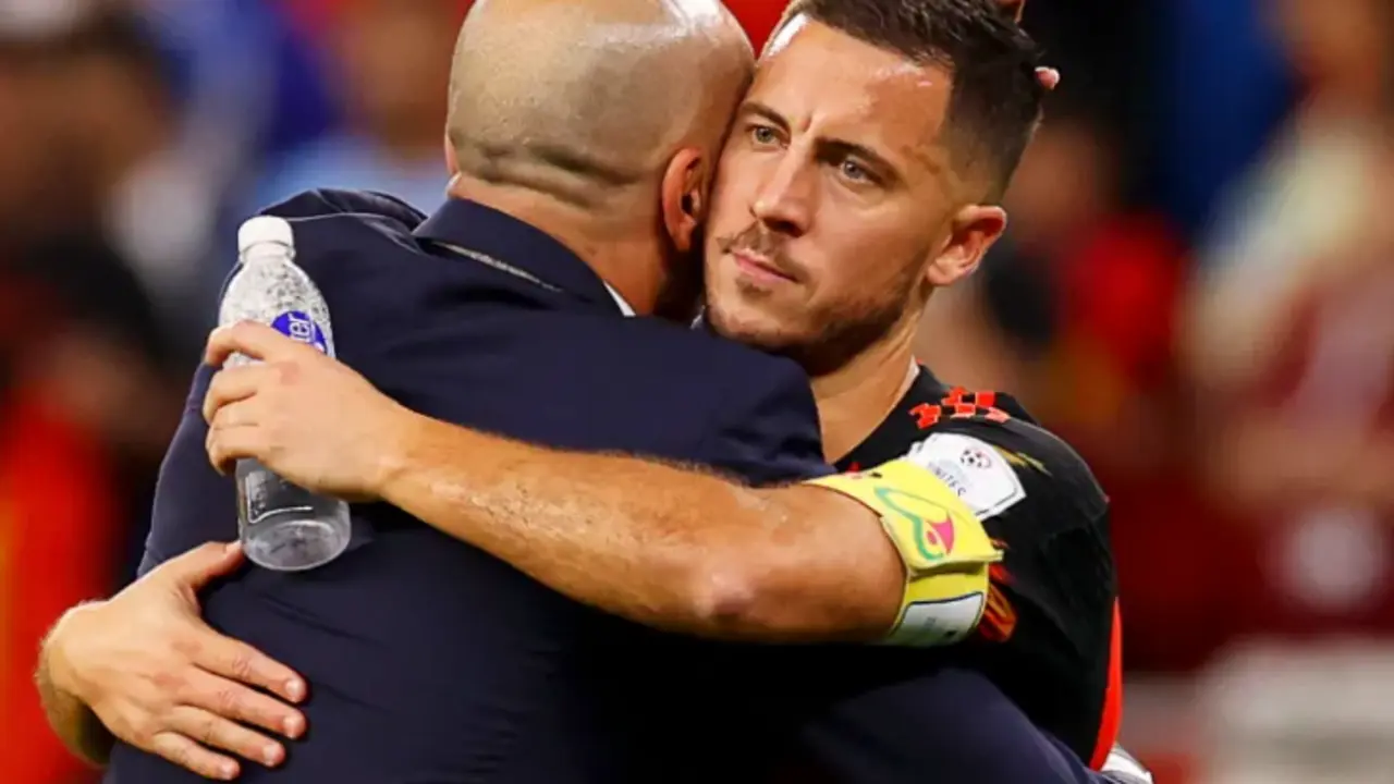 Eden Hazard (d) se abraza a su seleccionador, tras el partido ante Croacia. EFE / Rungroj Yongrit