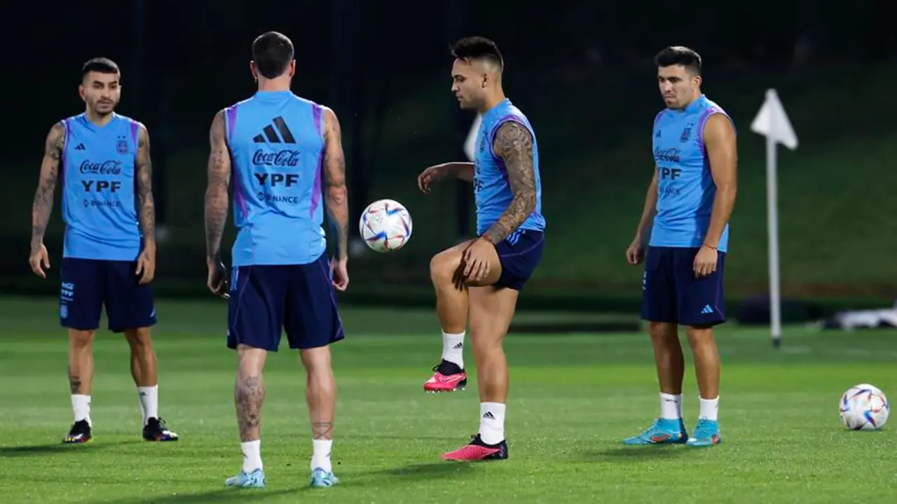 El argentino Lautaro Mart&iacute;nez (2d) y miembros del equipo durante una sesi&oacute;n de entrenamiento en Doha, Qatar. EFE / RUNGROJ YONGRIT