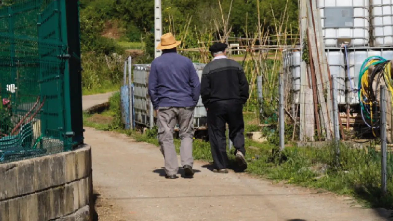 Lugare&ntilde;os de la localidad de Ont&oacute;n, en Castro Urdiales, pueblo que no supera los 500 habitantes, y su poblaci&oacute;n est&aacute; altamente envejecida. / ALERTA