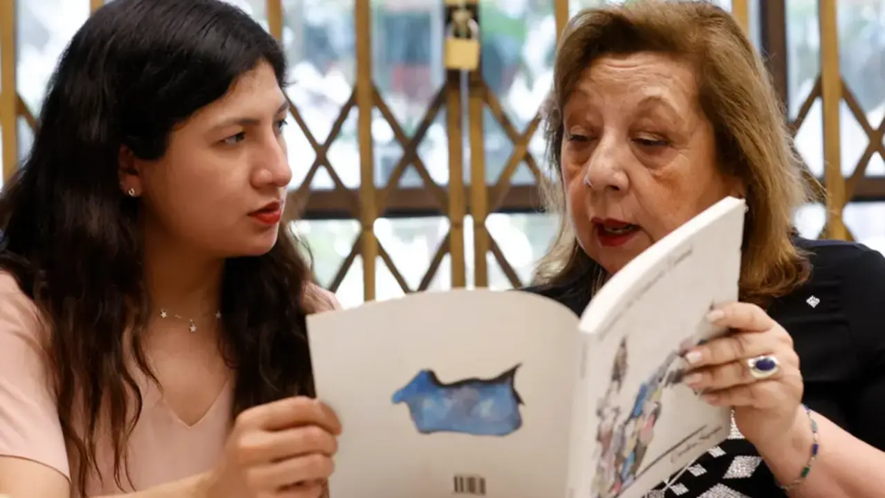 Vitoria Quiroz (d) y Mar&iacute;a Jos&eacute; Zapata (i) participan en un club de lectura, el 30 de noviembre 2022, en la llamada Biblioteca de las Mujeres, en Santiago (Chile). EFE/ Elvis Gonz&aacute;lez