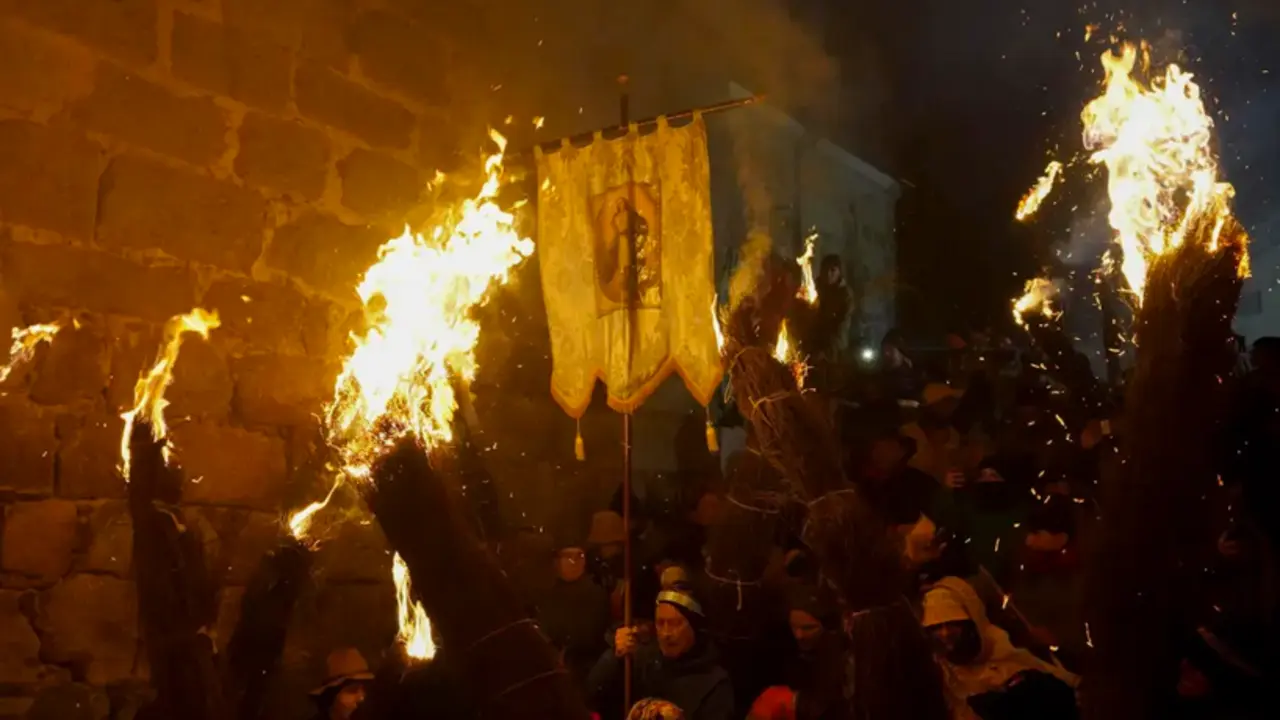 Cientos de hogueras y escobas ardieron anoche en la localidad cacere&ntilde;a de Jarandilla de la Vera en honor a la Virgen de la Inmaculada, en un rito sustentado por el fuego, el fervor y la pasi&oacute;n que desde hace siglos se convierte en la mayor expresi&oacute;n cultural de este municipio del norte de C&aacute;ceres. EFE/Eduardo Palomo