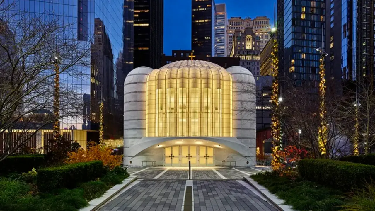 Fotograf&iacute;a cedida por Alan Karchmer donde se muestra la entrada de la nueva iglesia ortodoxa griega de San Nicol&aacute;s en Nueva York (EE.UU.). EFE/ Alan Karchmer