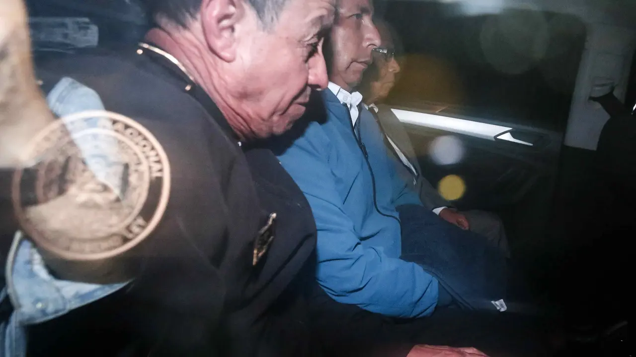 El destituido presidente de Per&uacute; Pedro Castillo sale detenido en un veh&iacute;culo policial de la Prefectura de Lima hoy, en Lima (Per&uacute;). EFE/ Renato Pajuelo