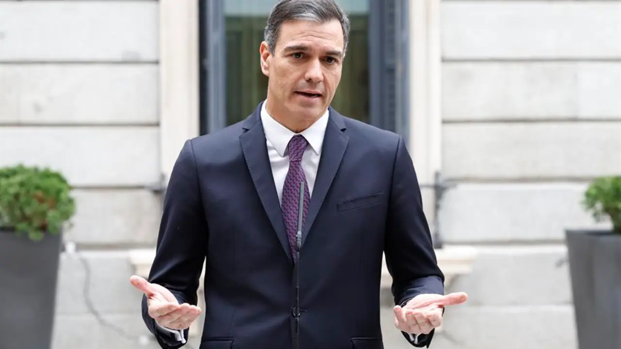 El presidente del Gobierno, Pedro S&aacute;nchez se dirige a los medios de comunicaci&oacute;n tras asistir al acto institucional del D&iacute;a de la Constituci&oacute;n, este martes, en el Congreso de los Diputados. EFE/Chema Moya