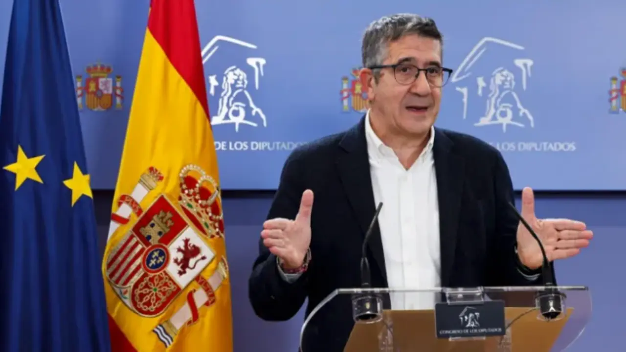 El portavoz en el Congreso del PSOE, Patxi L&oacute;pez, da una rueda de prensa en el Congreso de los Diputados, este viernes. EFE/ Chema Moya