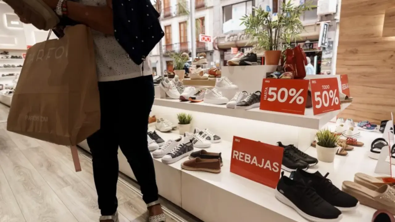 Rebajas en un peque&ntilde;o comercio de Canarias. EFE/Ram&oacute;n de la Rocha