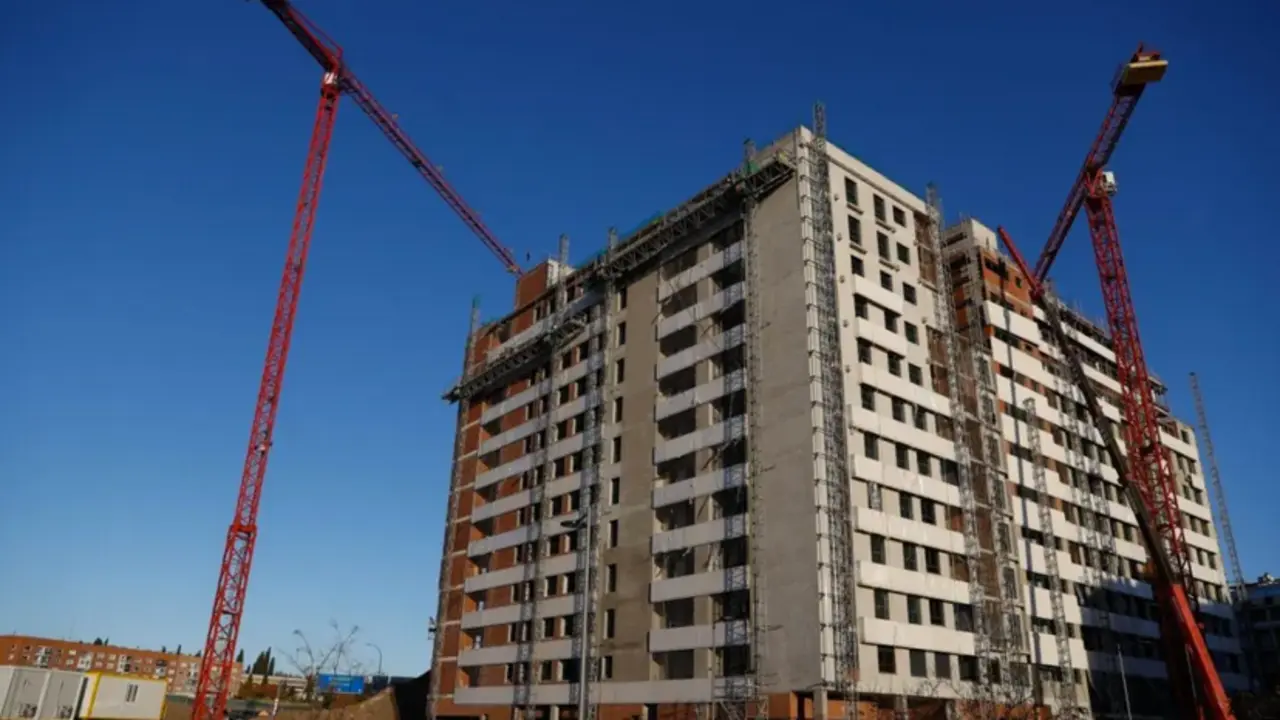 Un bloque de pisos en construcci&oacute;n,, en una imagen de archivo. EFE/Mariscal