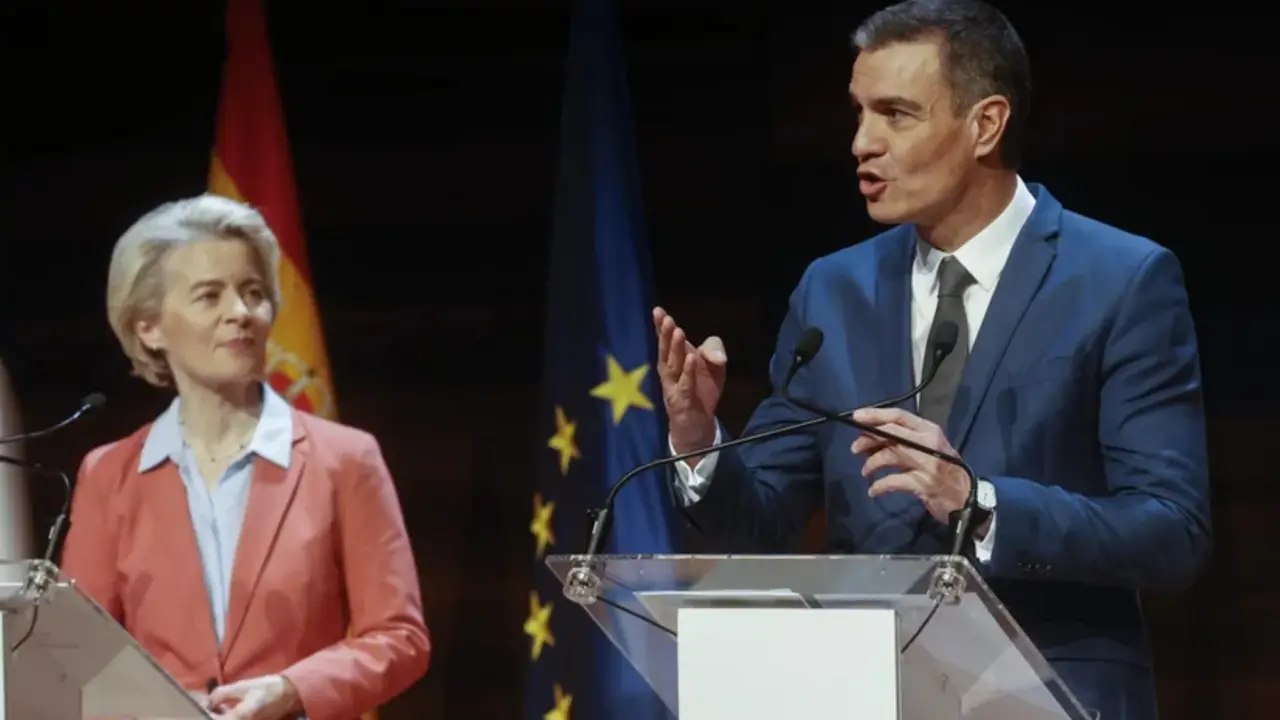 El presidente del Gobierno espa&ntilde;ol, Pedro Sanchez y la presidenta de la Comisi&oacute;n Europea, Ursula von der Leyen. EFE/Kai Forsterling