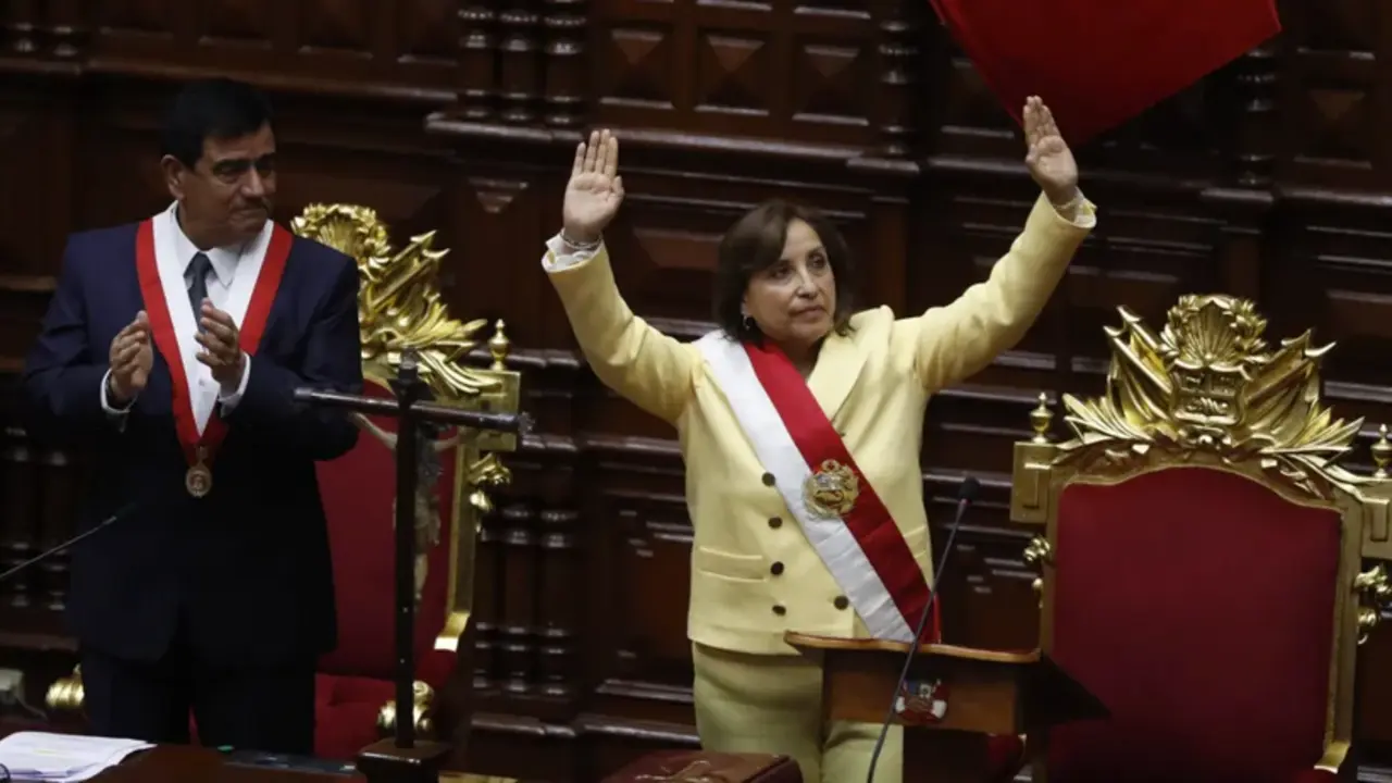 a abogada Dina Boluarte saluda tras ser juramentada como nueva presidenta del Per&uacute;. EFE/Paolo Aguilar