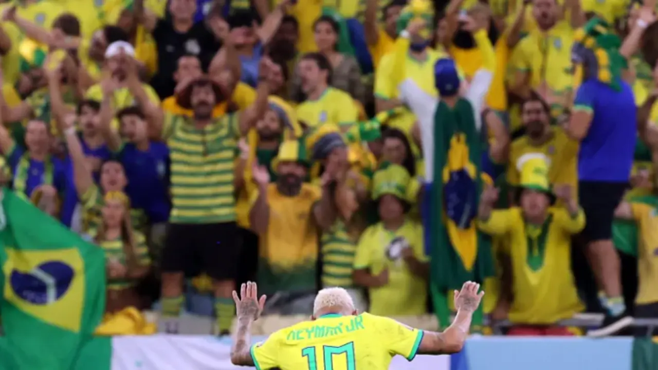 El brasile&ntilde;o Neymar saluda a la afici&oacute;n tras el partido contra Corea del Sur. EFE/Abedin Taherkenareh
