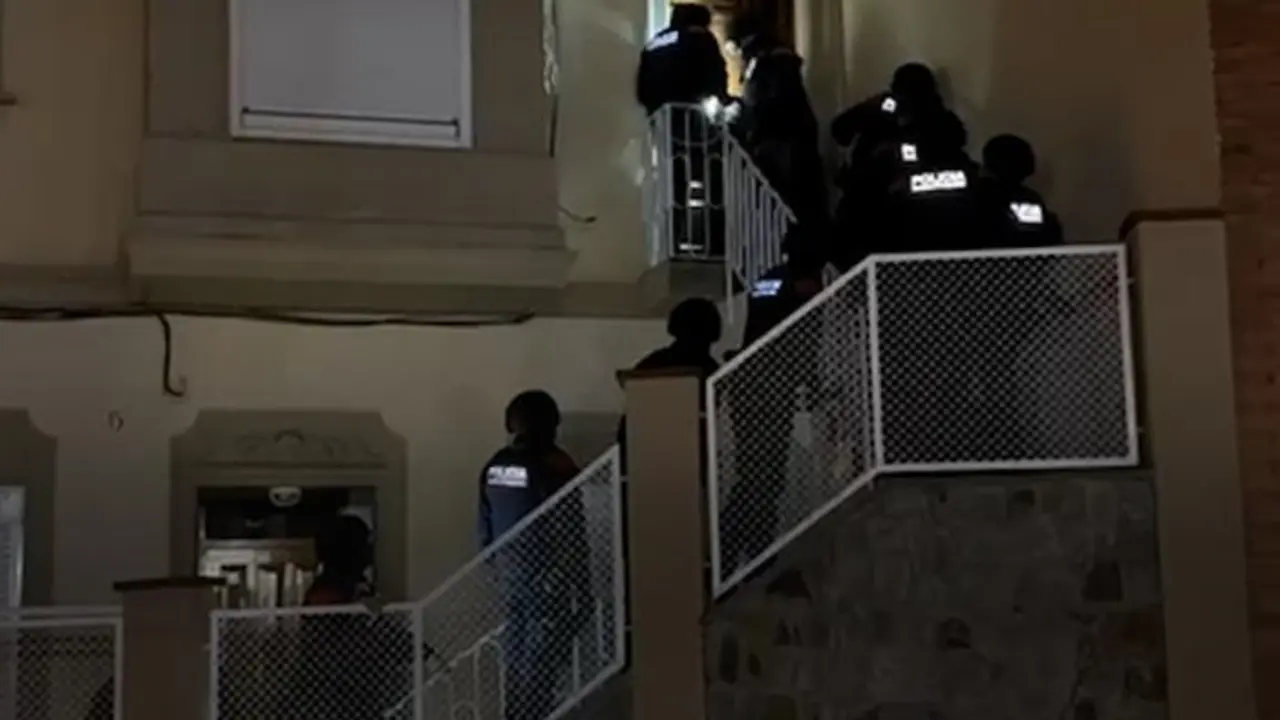 Agentes de Mossos d'Esquadra acceden al domicilio de la funcionaria de prisiones detenida por presuntamente traficar con drogas en el centro penitenciario de Figueres (Girona). E.P.