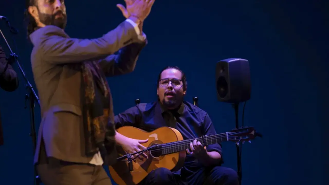 El guitarrista mexicano Daniel Mej&iacute;a concede una entrevsita a Efe. EFE/Rafa Alcaide