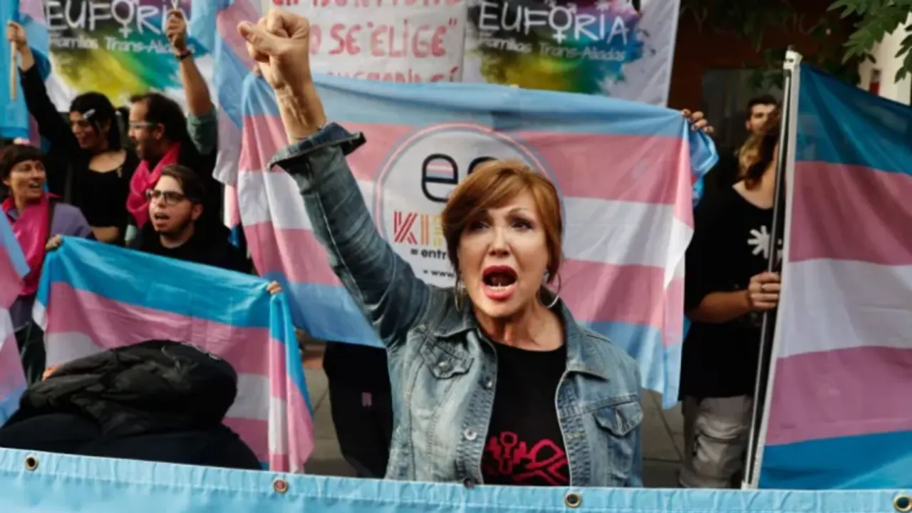 La presidenta de Plataforma Trans, Mar Cambroll&eacute;, durante una manifestaci&oacute;n a favor de la ley trans en una imagen de archivo. EFE / Daniel Gonz&aacute;lez