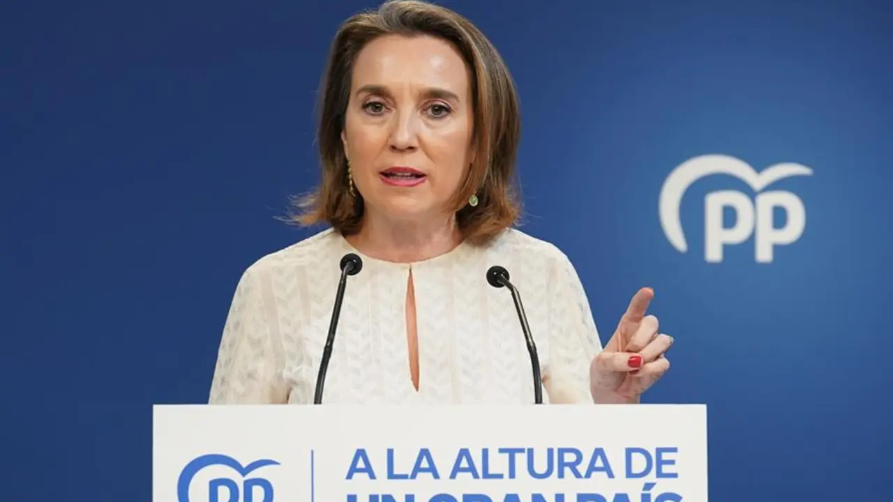 La secretaria general del PP, Cuca Gamarra, durante la rueda de prensa ofrecida este s&aacute;bado en la sede del PP en Madrid. EFE / Diego Puerta