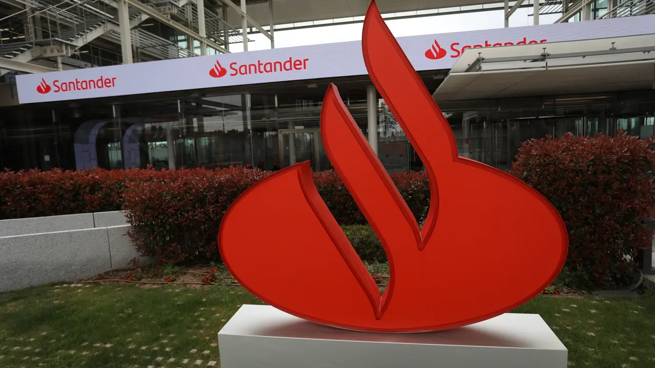 Edificio de la sede de Santander, donde se ha celebrado el acto de entrega de la 5&ordf; edici&oacute;n del Premio Nacional Pyme del A&ntilde;o, en la Sede de Santander Espa&ntilde;a, a 18 de marzo de 2022, en Madrid (Espa&ntilde;a). La entrega del galard&oacute;n, organizada por la C&aacute;mara de Comercio de Espa&ntilde;a y el Banco Santander, pretende reconocer la labor de las peque&ntilde;as y medianas empresas como generadoras de riqueza y creadoras de leer m&aacute;s empleo en el desempe&ntilde;o de su labor cotidiana.