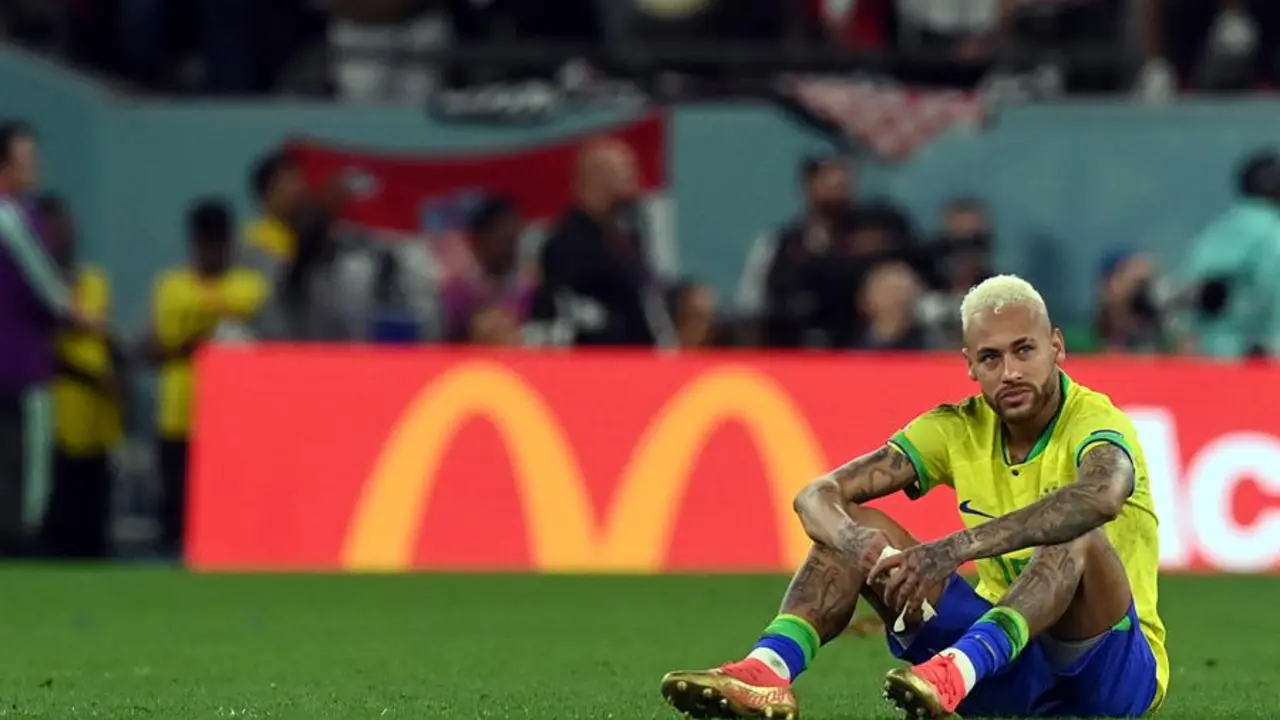 El delantero brasile&ntilde;o Neymar Jr. lamenta la derrota ante Croacia tras su encuentro de cuartos de final del Mundial de Qatar 2022, este viernes en Doha (Catar). EFE/ Neil Hall