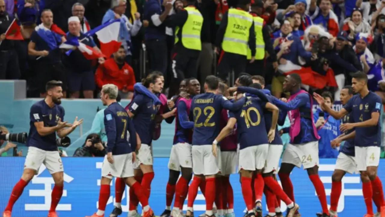 Olivier Giroud (i) celebra con sus compa&ntilde;eros de Francia despu&eacute;s de anotar la ventaja de 2-1 durante el partido de f&uacute;tbol de cuartos de final de la Copa Mundial de la FIFA 2022 ante Inglaterra en el estadio Al Bayt en Al Khor, Qatar. EFE/EPA/Ronald Wittek