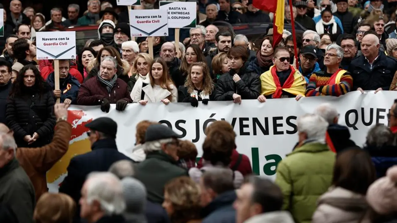 Concentraci&oacute;n frente a la Casa Cuartel de Pamplona en apoyo a la Guardia Civil. EFE / Jes&uacute;s Diges