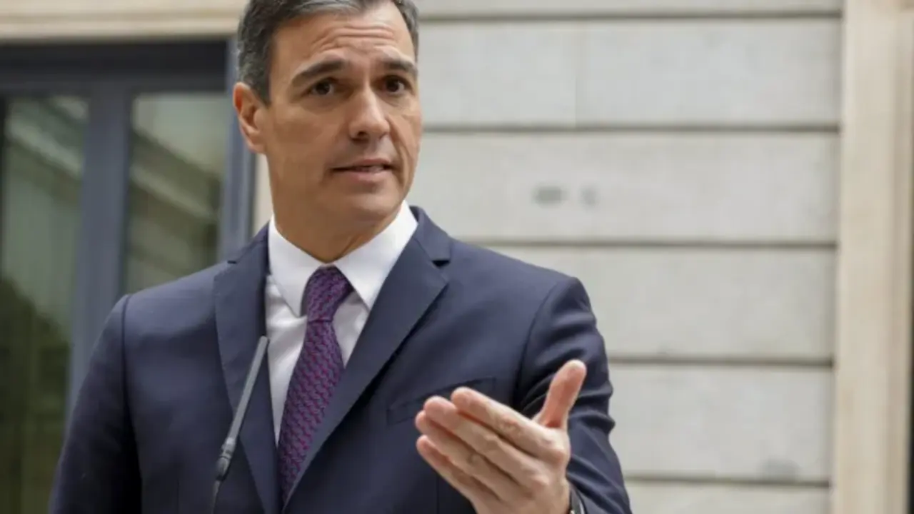 El presidente del Gobierno, Pedro S&aacute;nchez, este martes tras asistir al acto institucional del D&iacute;a de la Constituci&oacute;n en el Congreso de los Diputados. EFE/Chema Moya