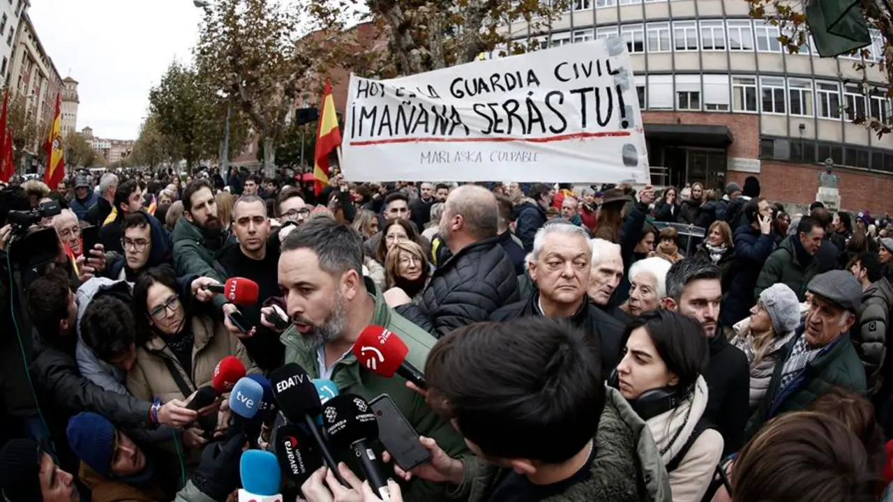 El presidente de Vox, Santiago Abascal, hace declaraciones a los medios de comunicaci&oacute;n frente a la comandancia de la Guardia Civil en Navarra. EFE / Jes&uacute;s Diges