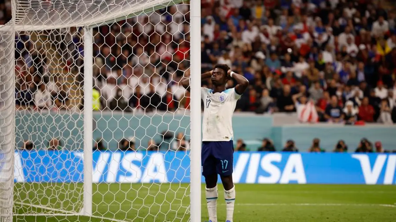 Bukayo Saka de Inglaterra reacciona, en un partido de los cuartos de final del Mundial de F&uacute;tbol Qatar 2022 entre Inglaterra y Francia en el estadio Al Bait en Jor (Catar). EFE / Alberto Estevez