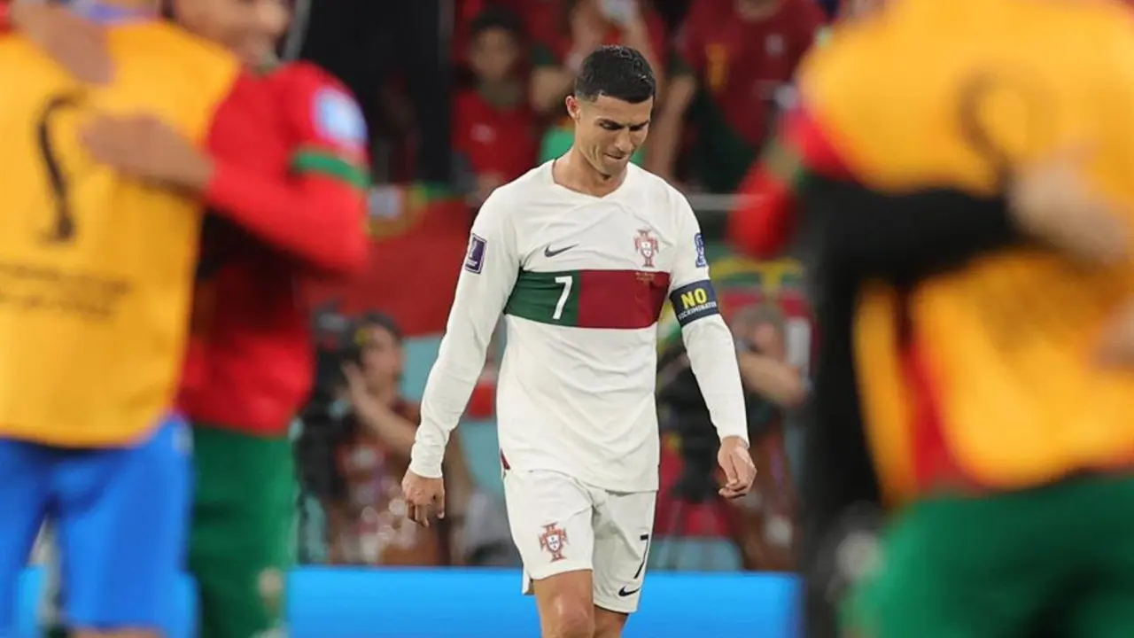 El delantero de Portugal Cristiano Ronaldo tras la derrota de su equipo ante Marruecos en partido de cuartos de final del Mundial Qatar 2022. EFE / Friedemann Vogel