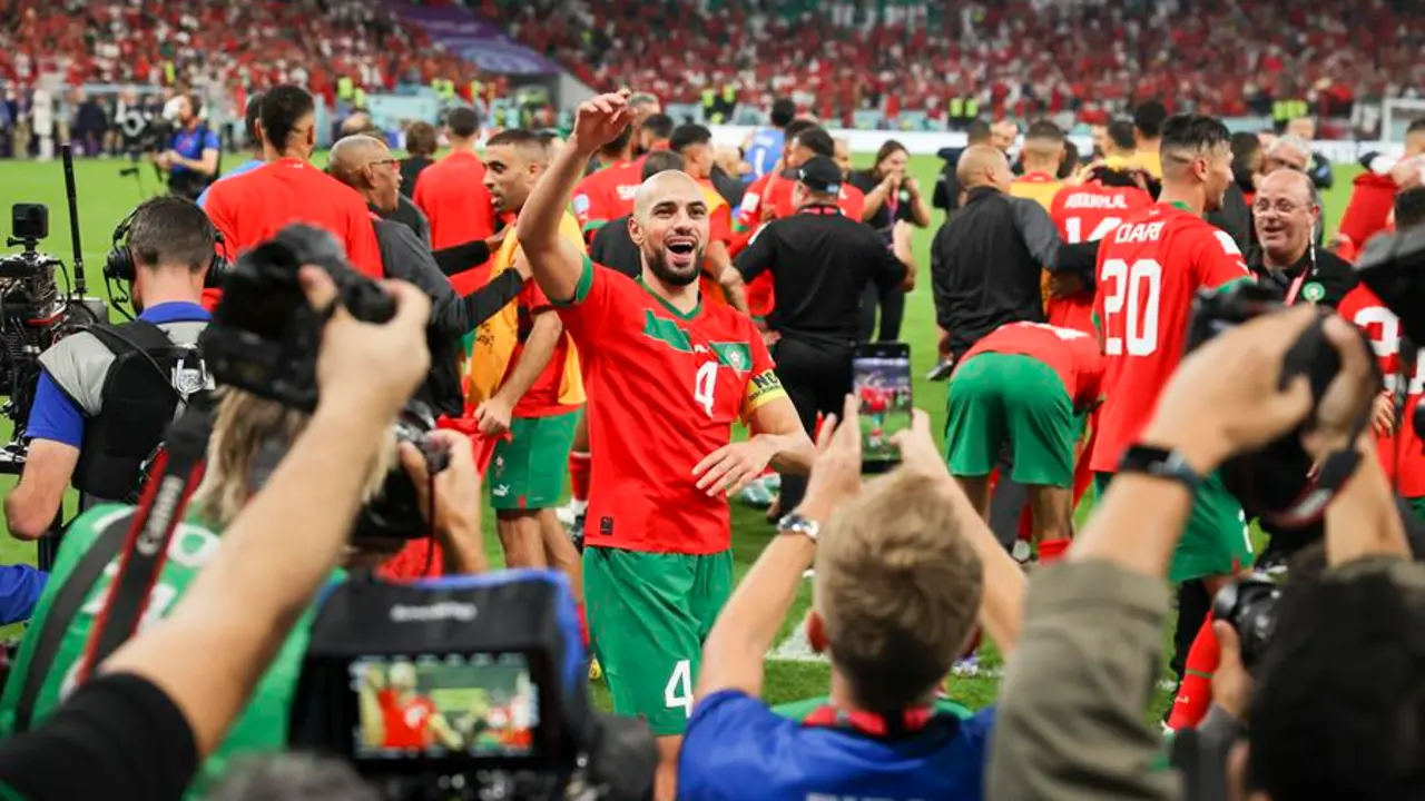 El marroqu&iacute; Sofyan Amrabat celebra la clasificaci&oacute;n de su equipo para las semifinales del Mundial de Qatar 2022. EFE / JOSE SENA GOULAO