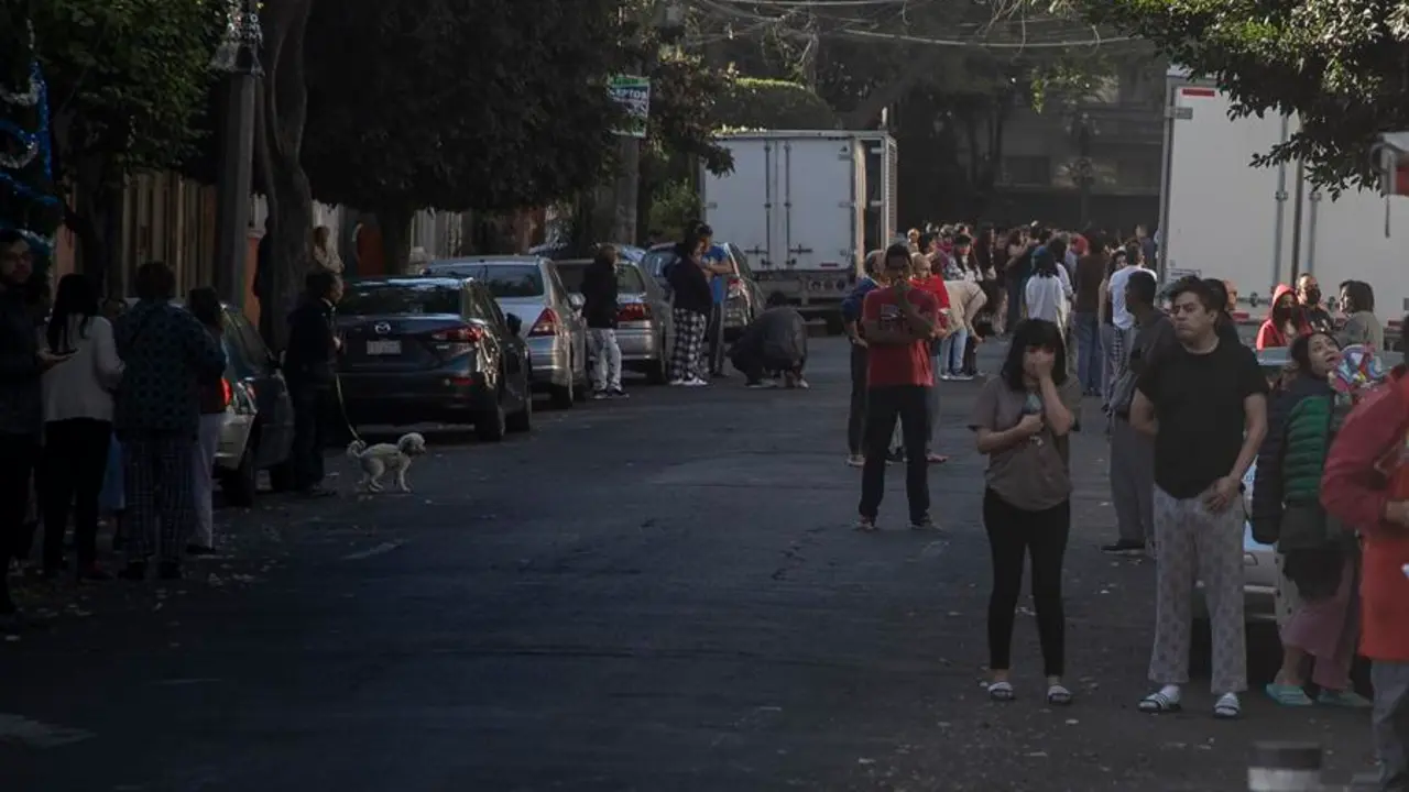 Ciudadanos evacuan sus viviendas tras escuchar una alerta s&iacute;smica hoy, en la Ciudad de M&eacute;xico (M&eacute;xico). EFE/ Isaac Esquivel