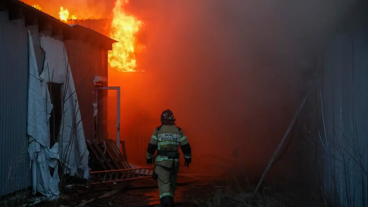 Los bomberos extinguen el fuego en el centro de Donestk, en Ucrania. EFE / SERGEI ILNITSKY