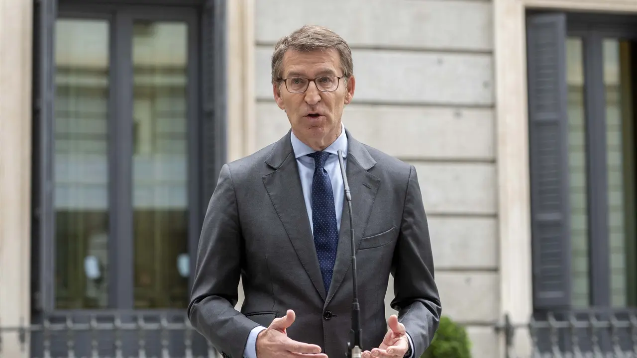 El presidente del PP, Alberto N&uacute;&ntilde;ez Feij&oacute;o, ofrece declaraciones a los medios. E.P. / Alberto Ortega