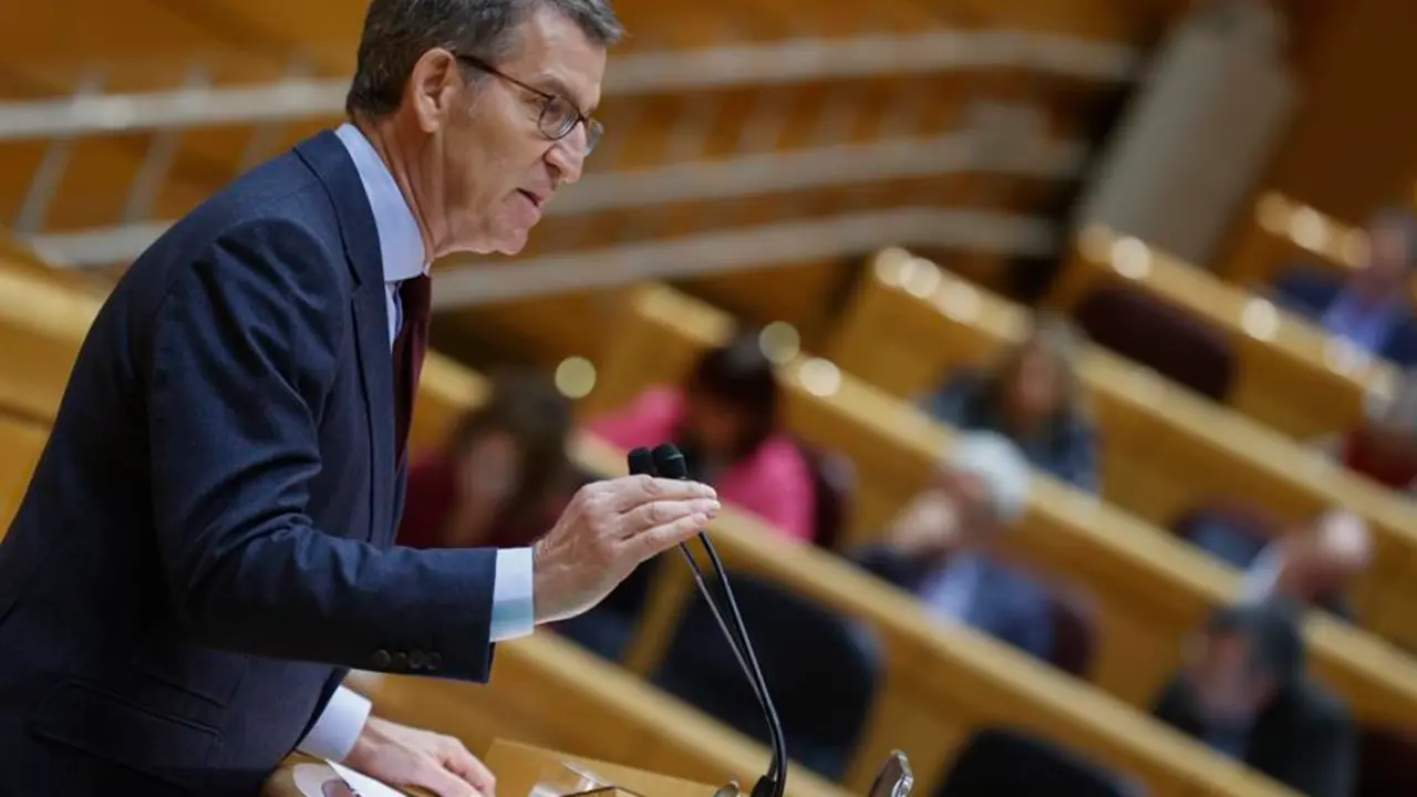 El l&iacute;der del Partido Popular, Alberto N&uacute;&ntilde;ez Feij&oacute;o, durante el pleno celebrado, este lunes, en el Senado. EFE / Javier Liz&oacute;n