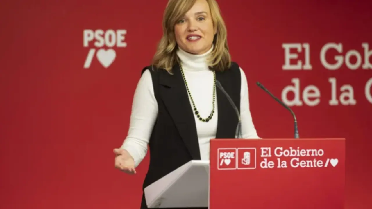 La portavoz del PSOE y ministra de Educaci&oacute;n, Pilar Alegr&iacute;a durante una rueda de prensa. / Fernando Villar