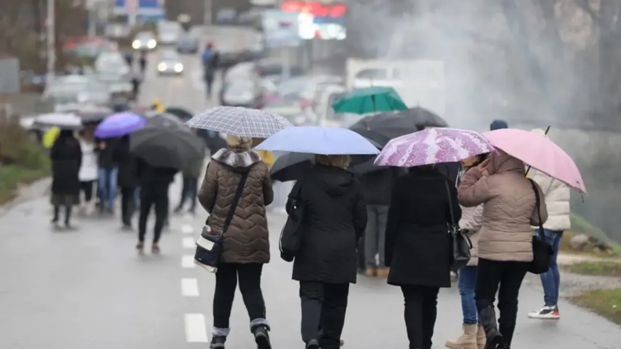 Un grupo de serbios se dirige a una barricada levantada a las afueras del pueblo de Rudare, en Kosovo,