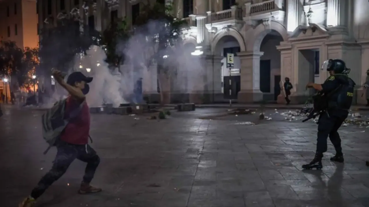 Cientos de manifestantes, a favor de Pedro Castillo y en contra del Congreso, se enfrentan con miembros de la polic&iacute;a en las calles del centro de Lima (Per&uacute;). EFE/ Aldair Mej&iacute;a