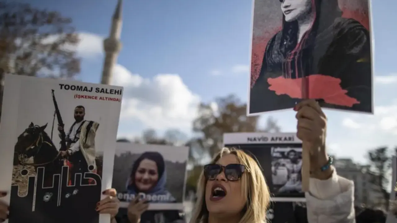 Imagen de archivo de una protesta en Estambul por la muerte de la joven iran&iacute; Mahsa Amini. EFE/EPA/Erdem Sahin