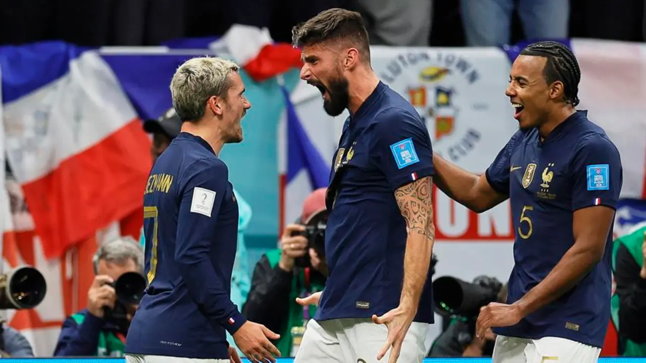 Olivier Giroud (c) celebra con Antoine Griezmann (i) y Jules Kounde (d) la victoria ante Inglaterra en la Copa del Mundo 2022. EFE / Ronald Wittek