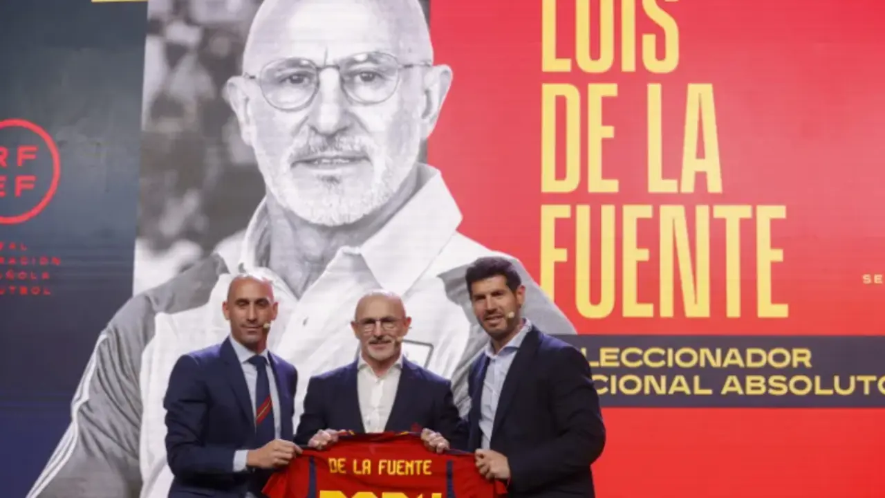 Luis de la Fuente (c) acude a su presentaci&oacute;n como nuevo seleccionador nacional. EFE / Juan Carlos Hidalgo