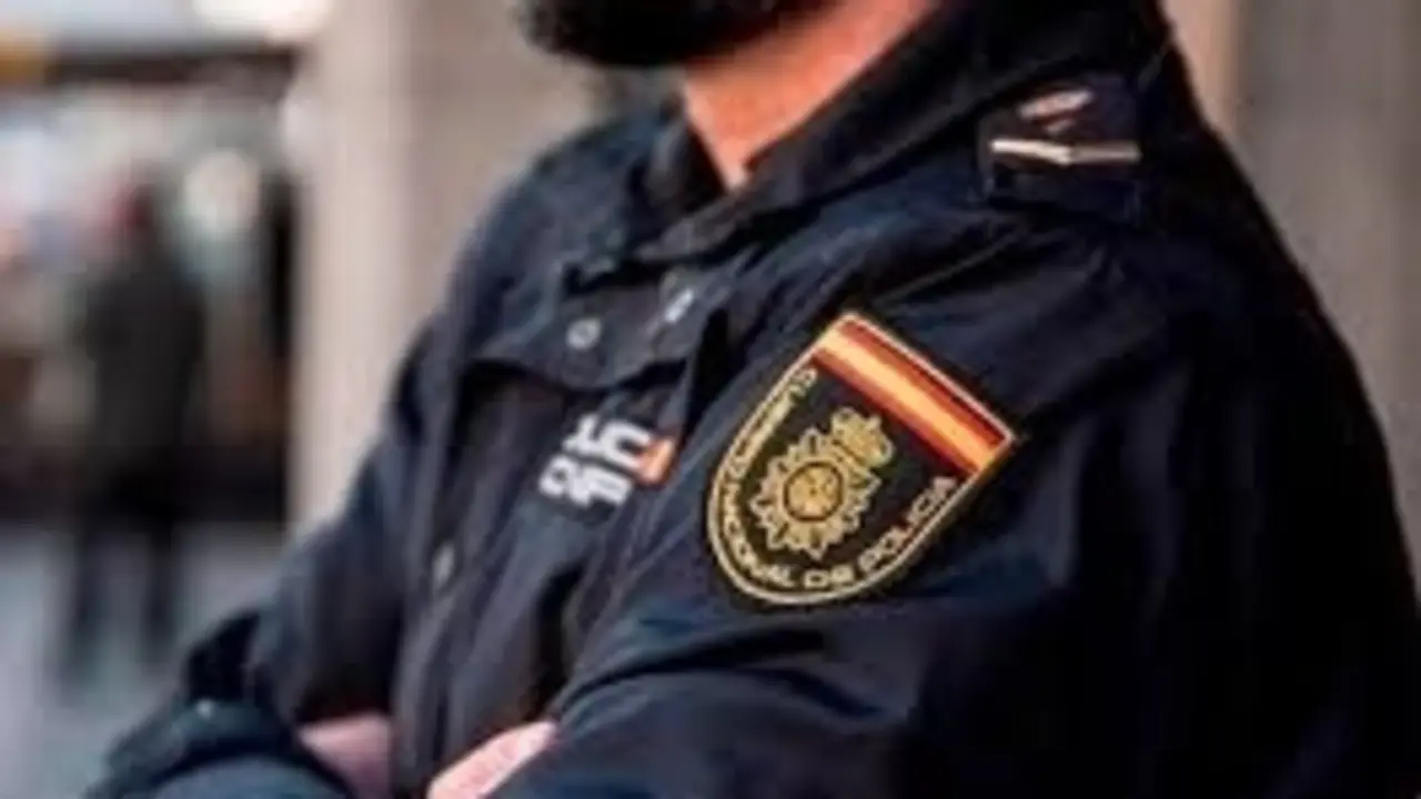 Agente de Polic&iacute;a Nacional. E.P.