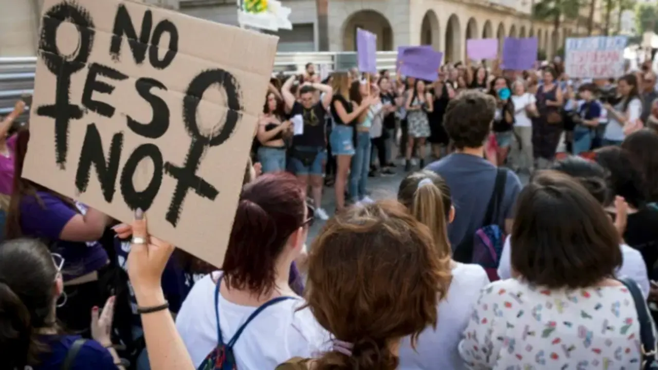 Imagen de archivo de una manifestaci&oacute;n en Huelva en protesta por la puesta en libertad bajo fianza de los cinco miembros de la Manada. EFE/Juli&aacute;n P&eacute;rez