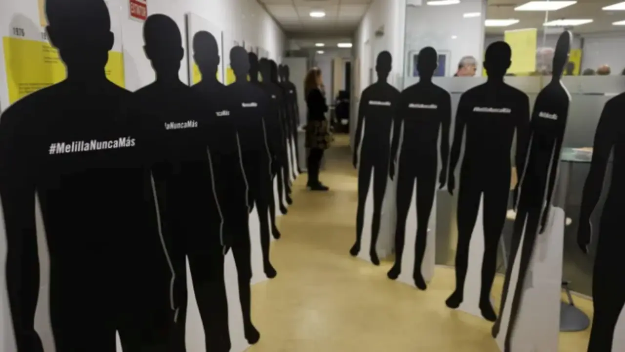 Un miembro de Amnist&iacute;a Internacional de pie junto con siluetas que representan a los migrantes muertos durante la presentaci&oacute;n del informe. EFE/Sergio P&eacute;rez