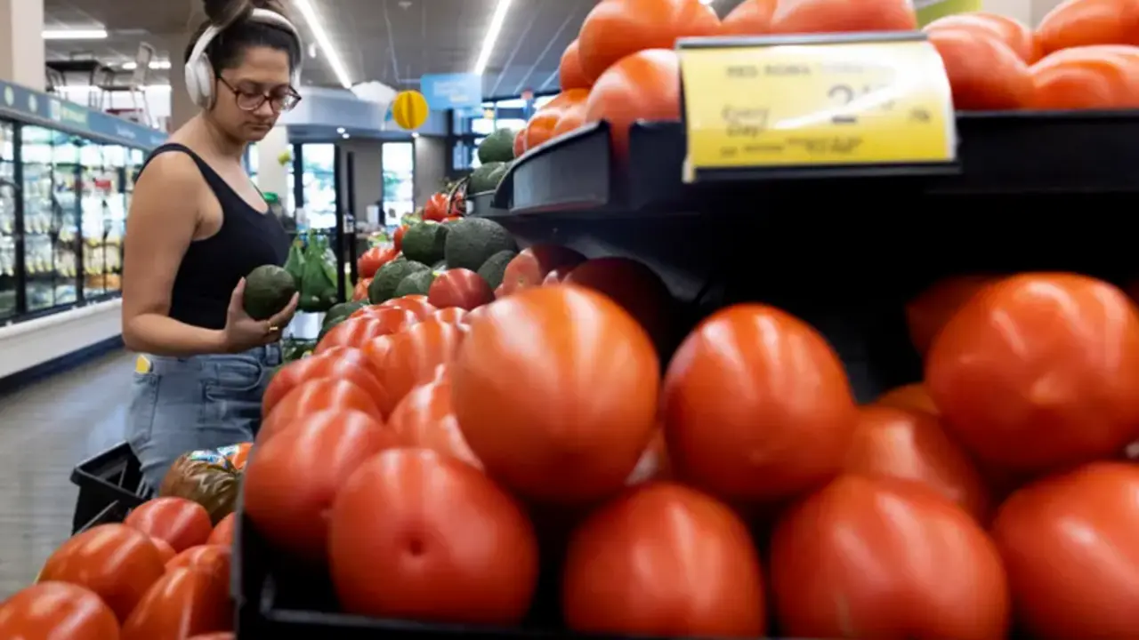 Una mujer hace compras en un supermercado de EE.UU., en una fotograf&iacute;a de archivo. EFE/Michael Reynolds