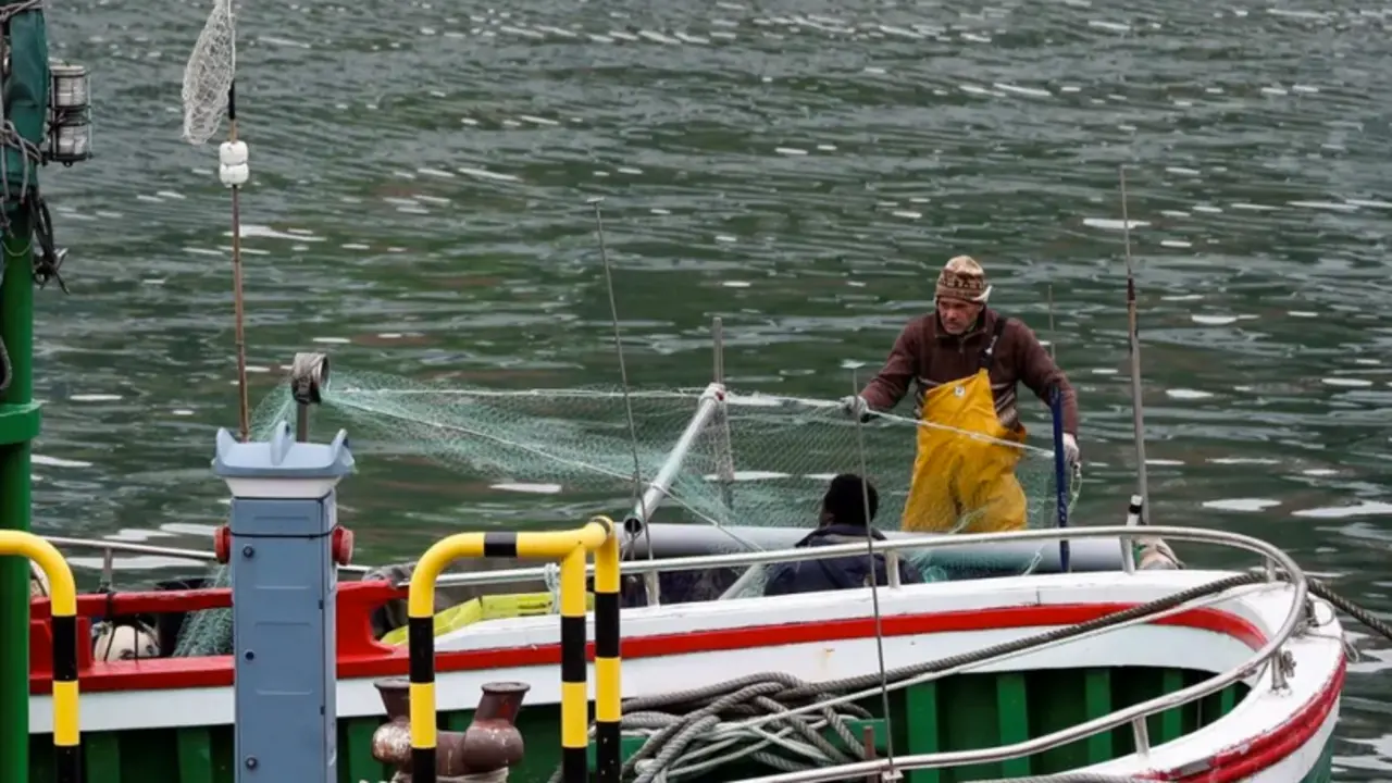 Un pescador repara las redes en el Puerto de Pasajes de San Pedro, en Pa&iacute;s Vasco, en una imagen de archivo. / Javier Etxezarreta