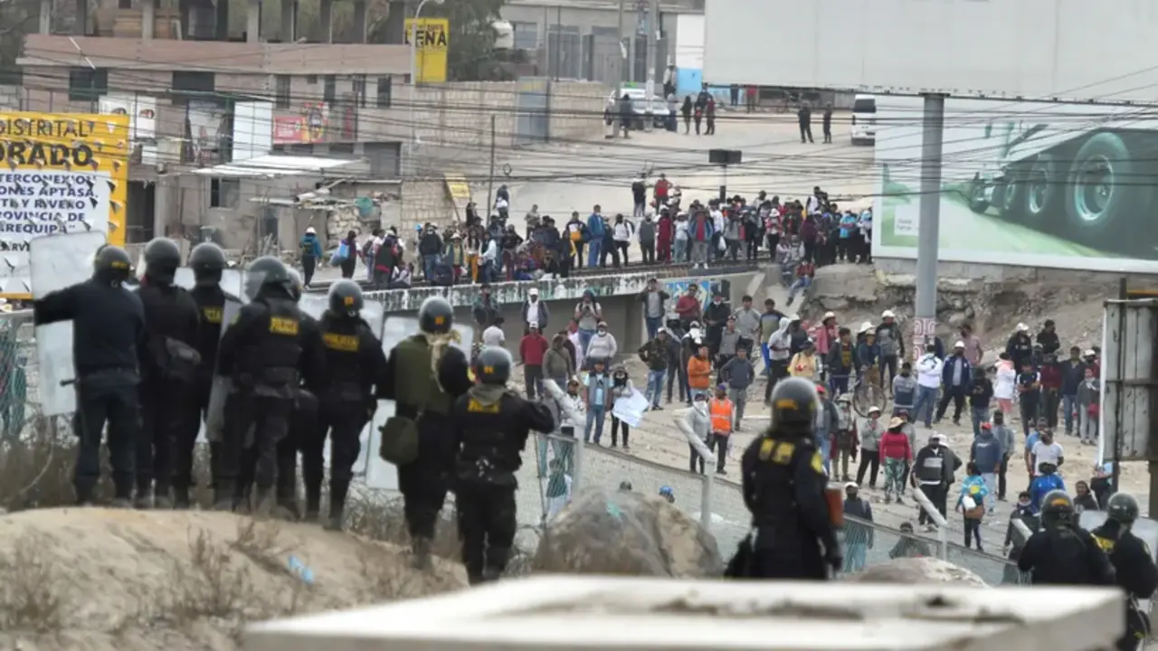 Manifestantes enfrentan a miembros de la Polic&iacute;a, hoy, durante una protesta en las inmediaciones del aeropuerto de la ciudad de Arequipa (Per&uacute;). EFE/Jos&eacute; Sotomayor