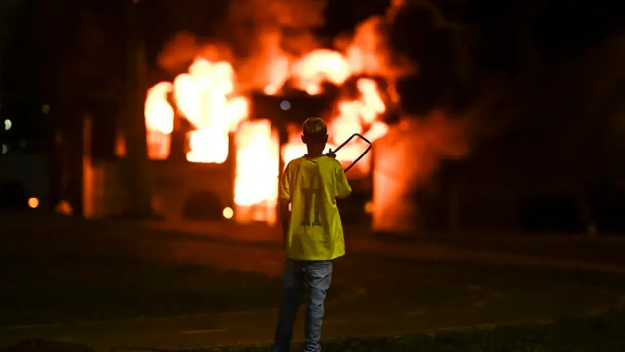 Seguidores del saliente presidente de Brasil, Jair Bolsonaro, se manifiestan hoy en Brasilia (Brasil). EFE/ANDR&Eacute; BORGES