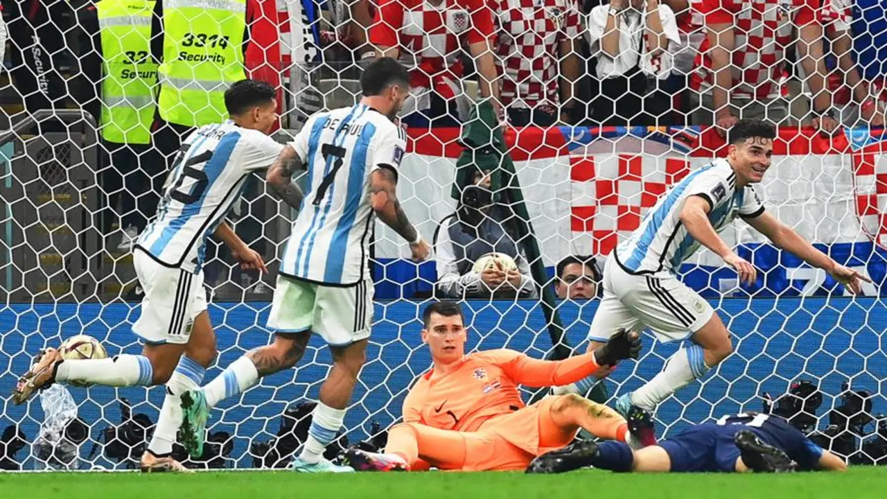 Juli&aacute;n &Aacute;lvarez fue tambi&eacute;n protagonista del primer tanto, ya que fue el que provoc&oacute; el penalti cometido por el guardameta Livakovic.