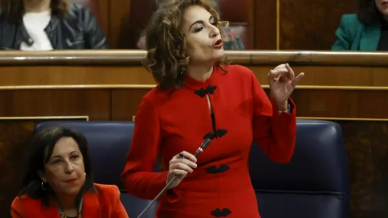 La ministra de Hacienda y Funci&oacute;n P&uacute;blica, Mar&iacute;a Jes&uacute;s Montero, interviene en la sesi&oacute;n de control del Gobierno celebrada este mi&eacute;rcoles en el Congreso en Madrid. EFE / Mariscal