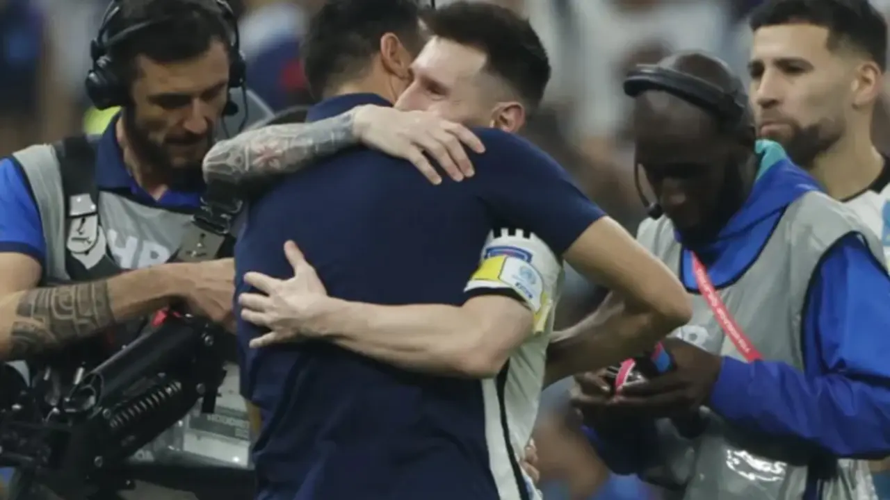 El argentino Lionel Messi (d) celebra con el seleccionador Lionel Scaloni la clasificaci&oacute;n para la final del Mundial de F&uacute;tbol Qatar 2022, tras vencer a Croacia en el estadio de Lusail (Catar). EFE / Juanjo Martin