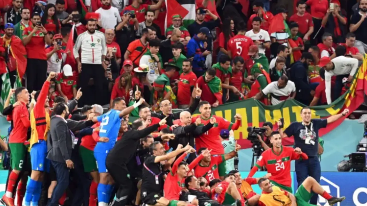 Jugadores de Marruecos celebran el pase a semifinales del Mundial de Qatar 2022. EFE / Georgi Licovski